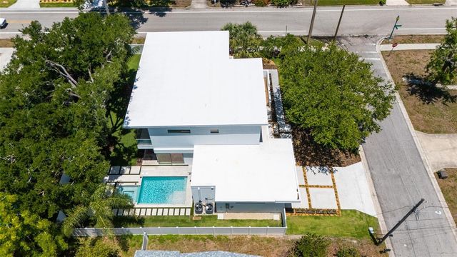 2010 HYDE PARK CIRCLE, Sarasota, FL 34239