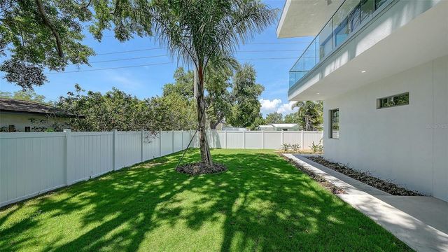 2010 HYDE PARK CIRCLE, Sarasota, FL 34239