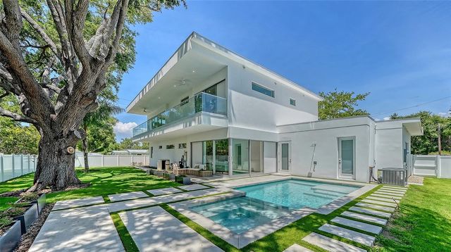 2010 HYDE PARK CIRCLE, Sarasota, FL 34239