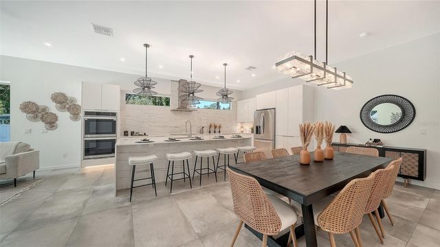 2010 HYDE PARK CIRCLE, Sarasota, FL 34239