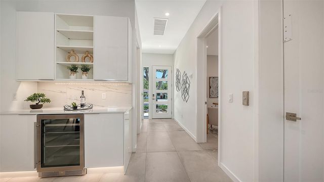 2010 HYDE PARK CIRCLE, Sarasota, FL 34239