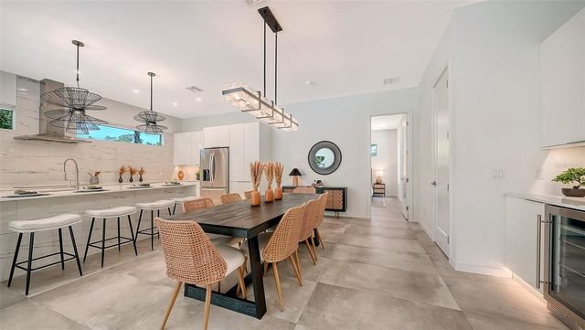 2010 HYDE PARK CIRCLE, Sarasota, FL 34239