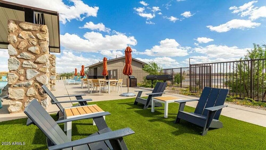 Image 11 of property listing at 14626 W SOFT WIND Drive, Surprise, AZ 85387