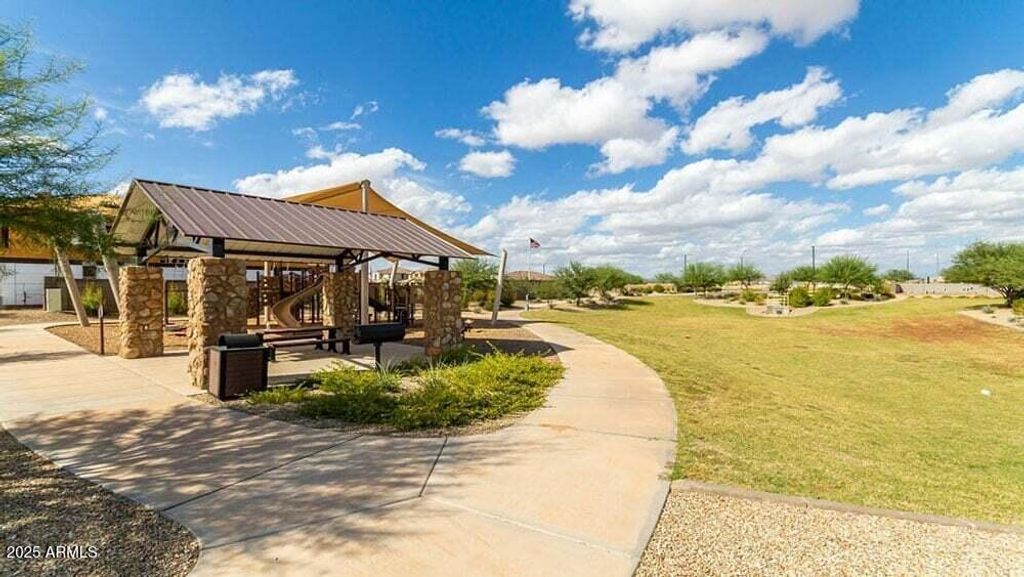 Image 13 of property listing at 14626 W SOFT WIND Drive, Surprise, AZ 85387