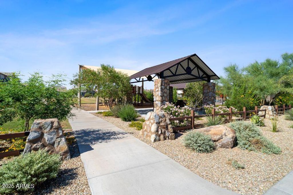 Image 19 of property listing at 14626 W SOFT WIND Drive, Surprise, AZ 85387