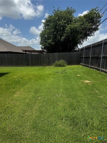 825 Day Star Drive, Hewitt, TX 76643