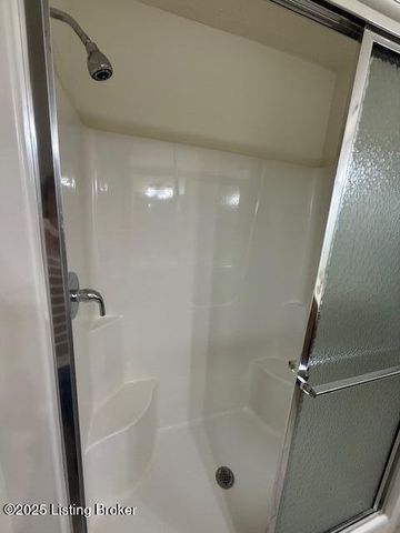 7608 Autumn Pointe Dr, Louisville, KY 40214