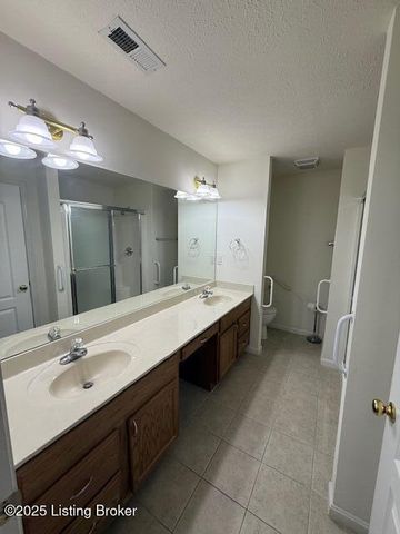 7608 Autumn Pointe Dr, Louisville, KY 40214