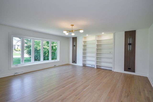 1106 North Path Drive, Wheaton, IL 60187