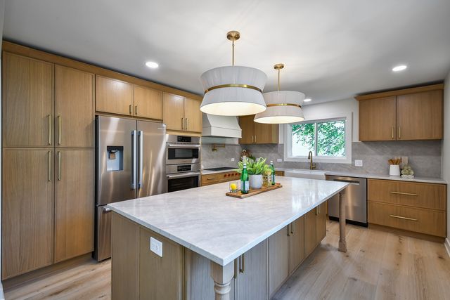 1106 North Path Drive, Wheaton, IL 60187