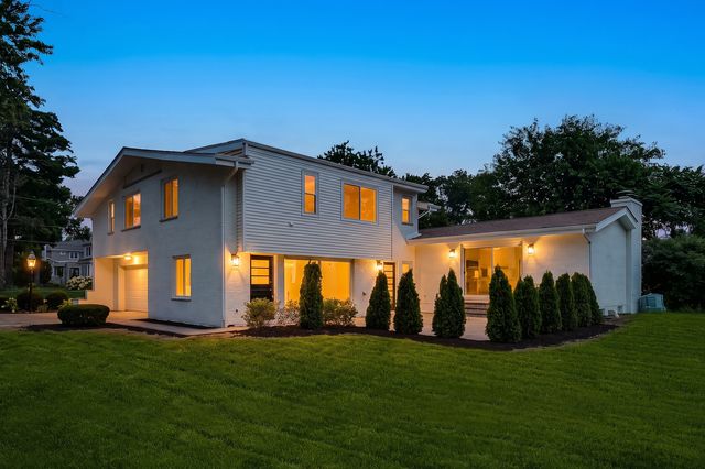 1106 North Path Drive, Wheaton, IL 60187
