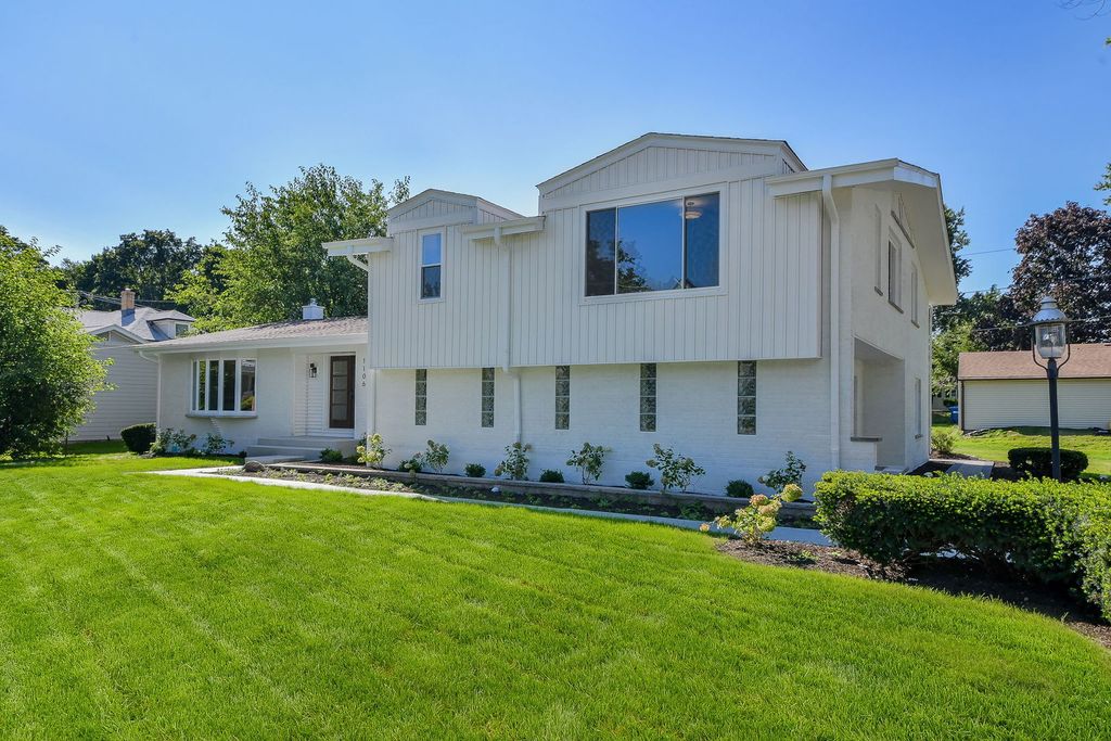 1106 North Path Drive, Wheaton, IL 60187