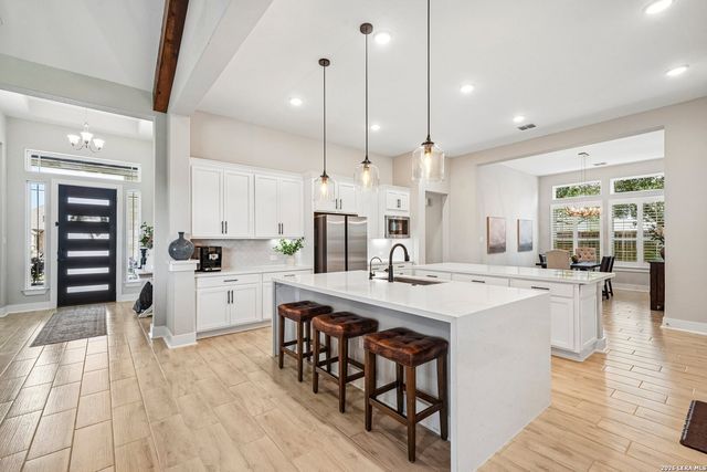 209 ENGLEWOOD LN, Castroville, TX 78009