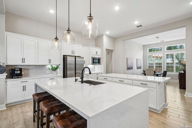 209 ENGLEWOOD LN, Castroville, TX 78009