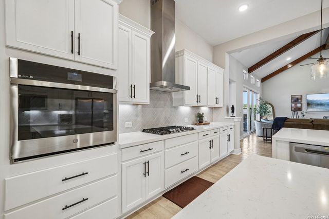 209 ENGLEWOOD LN, Castroville, TX 78009