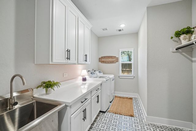 209 ENGLEWOOD LN, Castroville, TX 78009