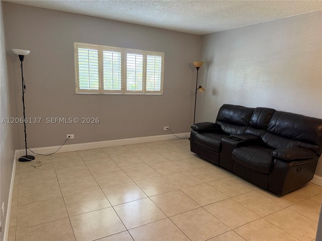 800 NE 195th St 211, Miami, FL 33179