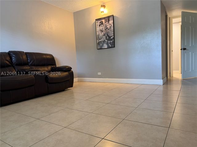 800 NE 195th St 211, Miami, FL 33179