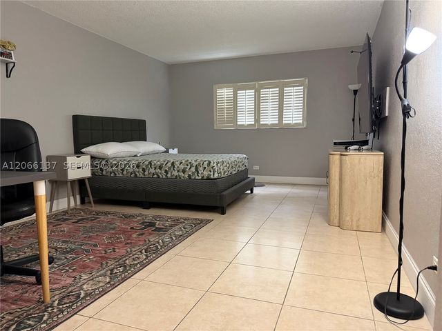 800 NE 195th St 211, Miami, FL 33179