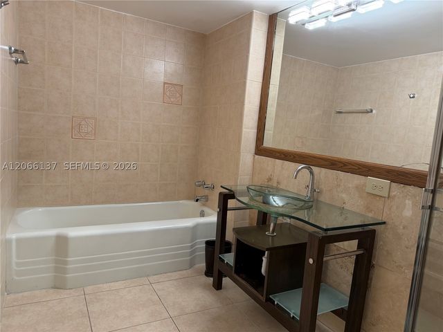 800 NE 195th St 211, Miami, FL 33179