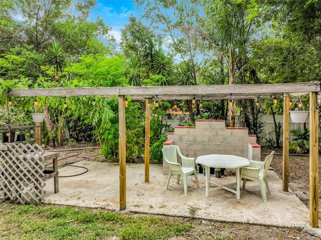 300 PINECREST ROAD, Mount Dora, FL 32757
