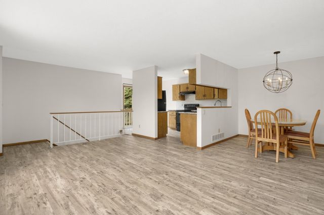 7580 13th Street N, Oakdale, MN 55128