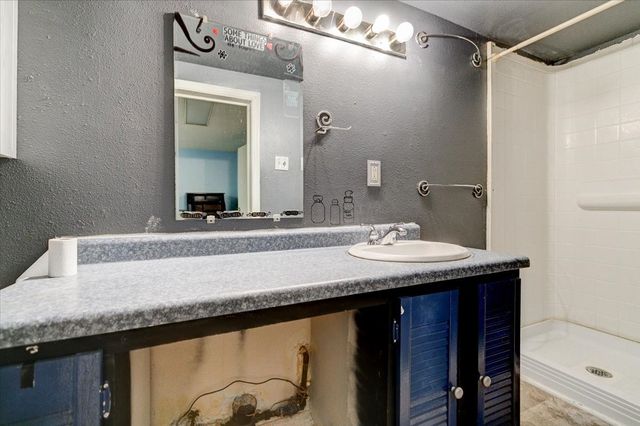 300 Hughes Avenue, Des Moines, IA 50315