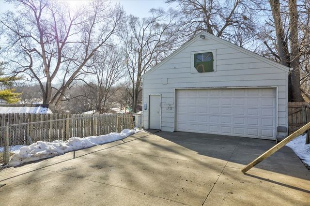 300 Hughes Avenue, Des Moines, IA 50315