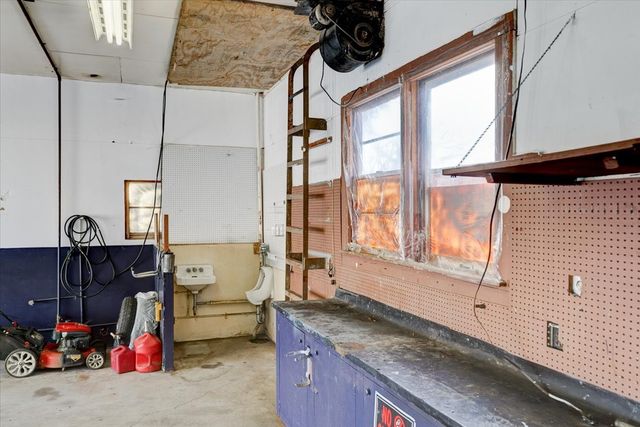 300 Hughes Avenue, Des Moines, IA 50315