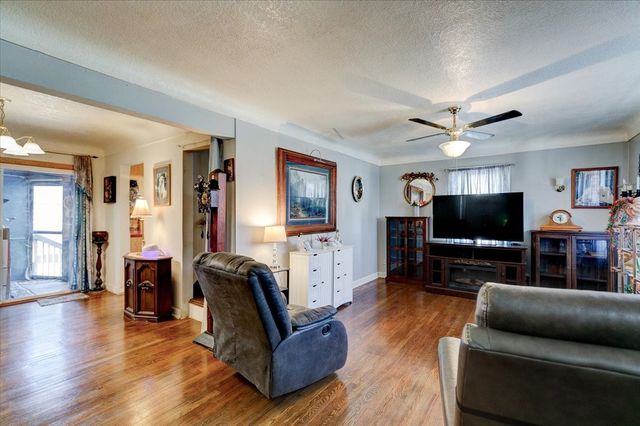 300 Hughes Avenue, Des Moines, IA 50315