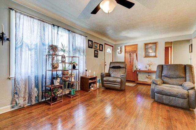 300 Hughes Avenue, Des Moines, IA 50315