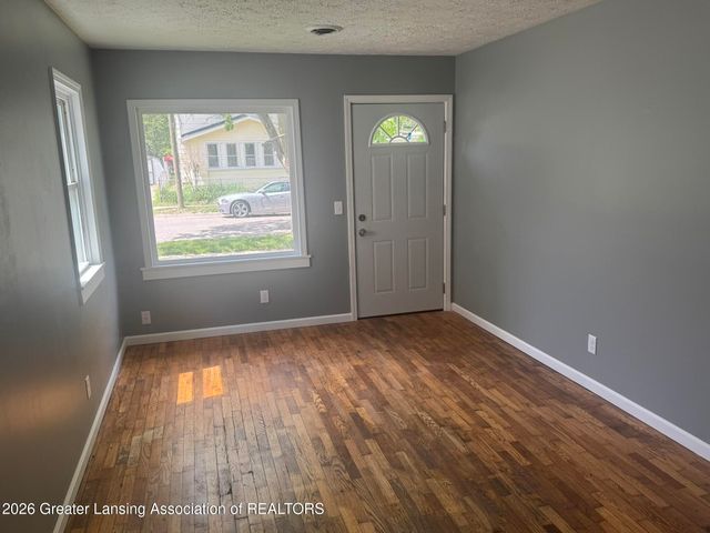 517 S Fairview Avenue, Lansing, MI 48912