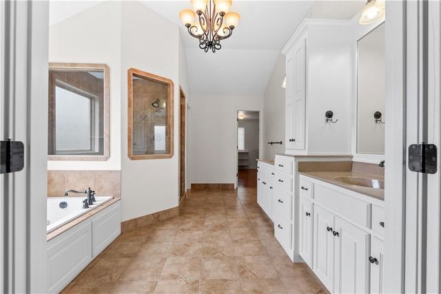 8804 SE 1st Street, Lee's Summit, MO 64064