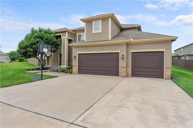 8804 SE 1st Street, Lee's Summit, MO 64064