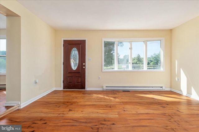 82 POND RD, Charles Town, WV 25414