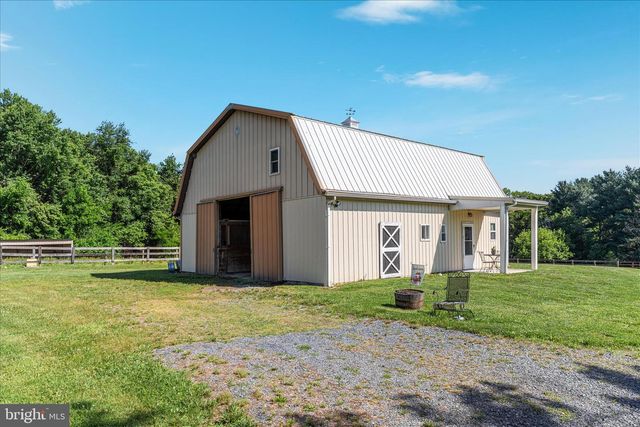 82 POND RD, Charles Town, WV 25414