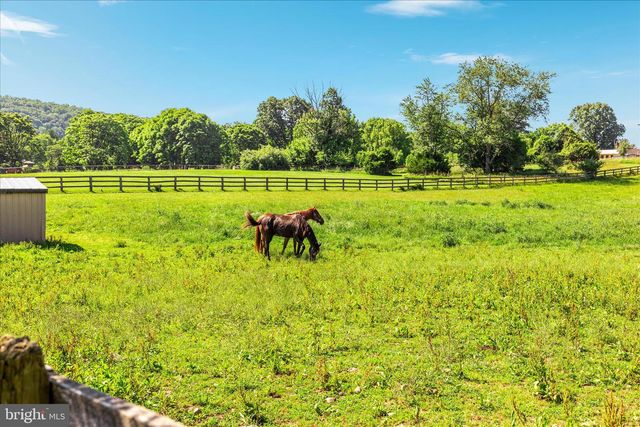 82 POND RD, Charles Town, WV 25414