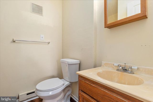 82 POND RD, Charles Town, WV 25414