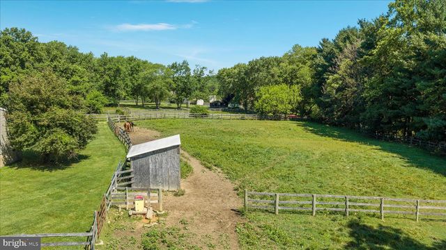 82 POND RD, Charles Town, WV 25414