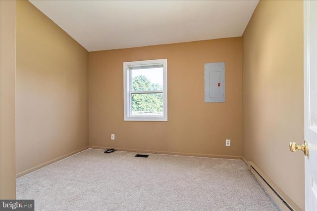 82 POND RD, Charles Town, WV 25414