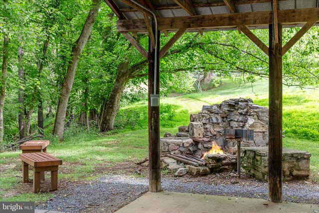 82 POND RD, Charles Town, WV 25414