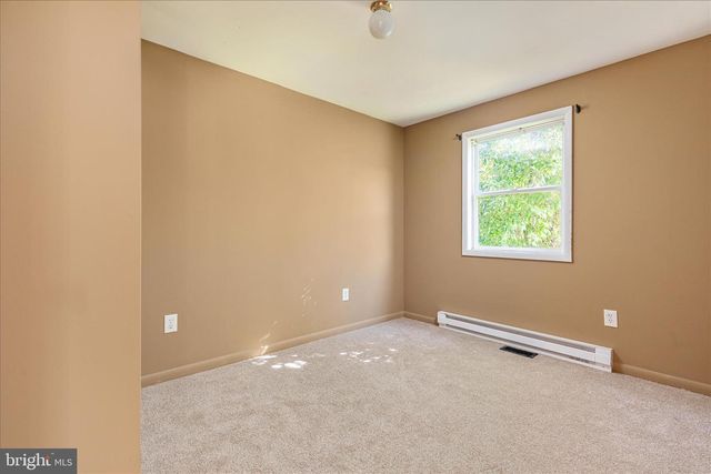 82 POND RD, Charles Town, WV 25414