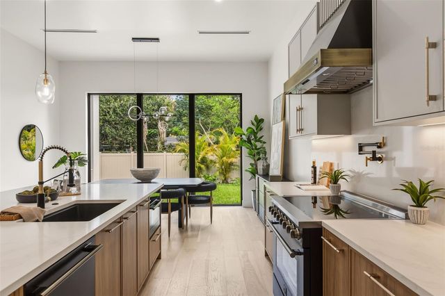 525 S LAKEMONT AVENUE, Winter Park, FL 32792