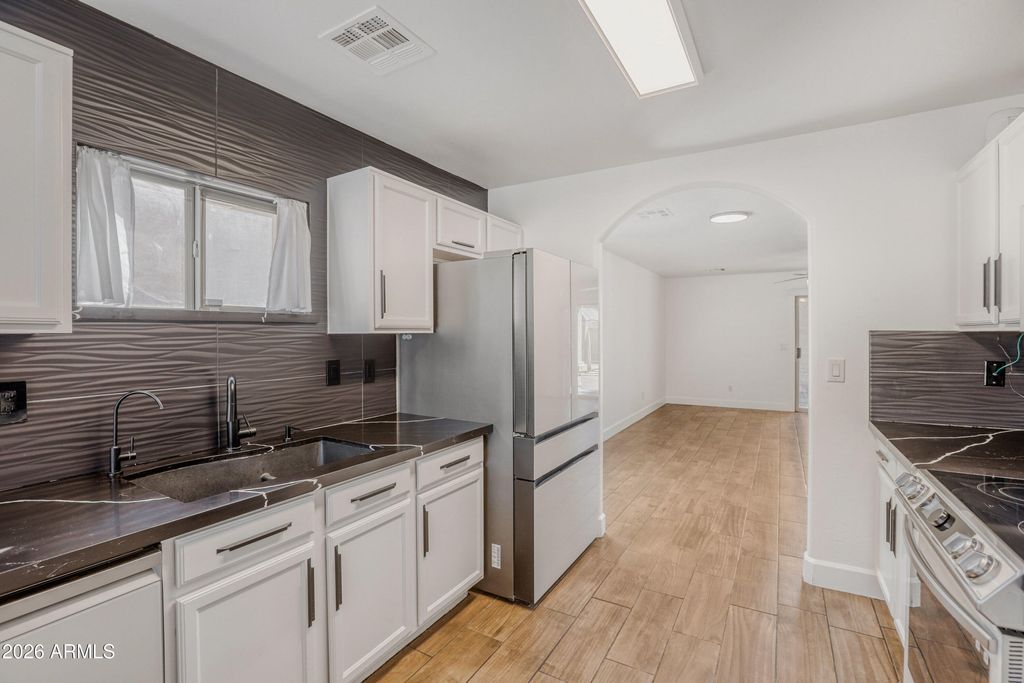 Image 6 of property listing at 8668 S 254TH Drive, Buckeye, AZ 85326
