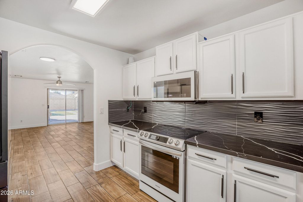 Image 7 of property listing at 8668 S 254TH Drive, Buckeye, AZ 85326