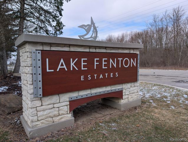 11413 Harbor Cove, Fenton, MI 48430