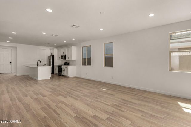 18194 W ELIZABETH Avenue, Goodyear, AZ 85338