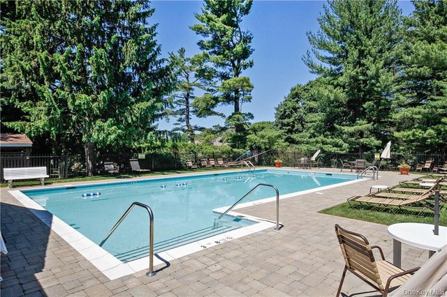 10 Grove Mews, Chappaqua, NY 10514