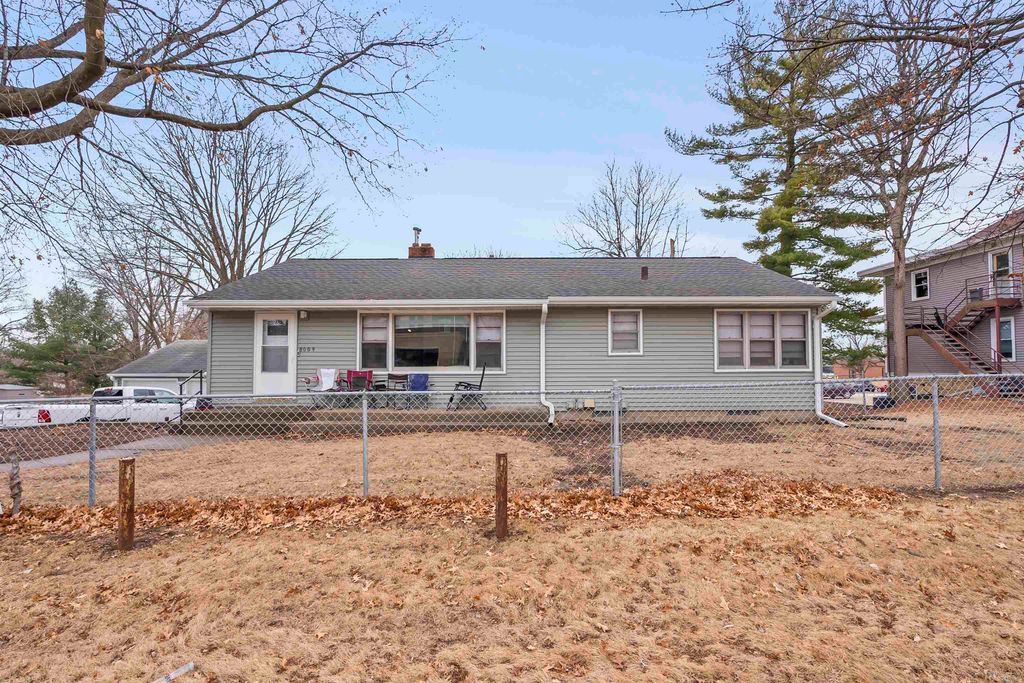 8009-8011 University Avenue, Cedar Falls, IA 50613