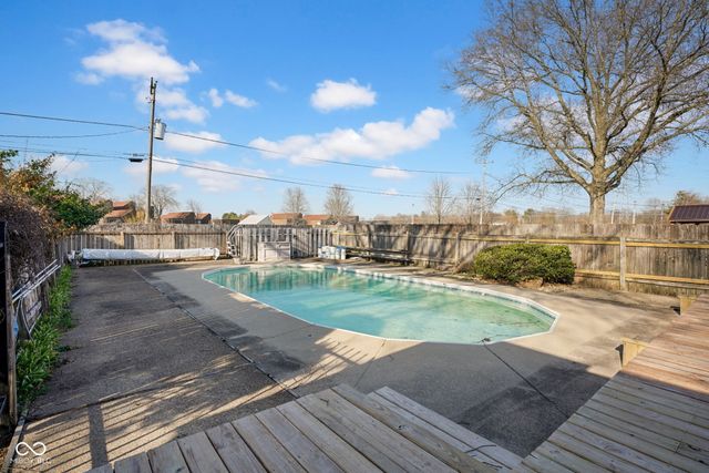 4540 Woodcrest Drive, Columbus, IN 47203